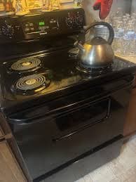 Hotpoint 30-in 4 Burners 5-cu ft Freestanding Electric Range (Black) RBS360DMBB at Lowes.com