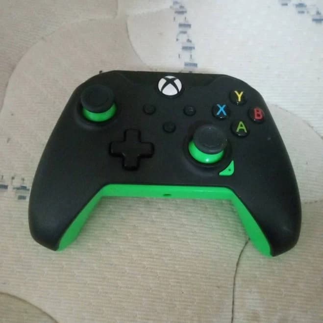 Xbox Wireless Controller Black And Green Takes USB C Charger